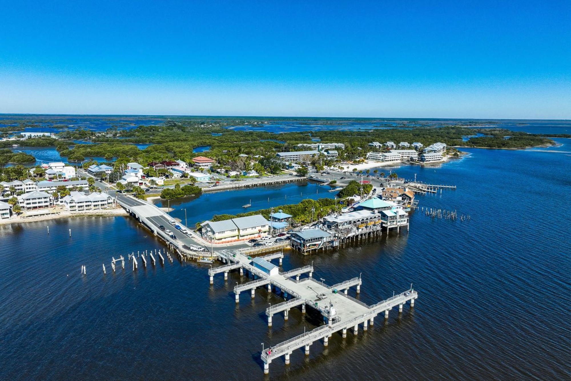 Beachfront Cedar Key Retreat With Pool Access! Exteriör bild