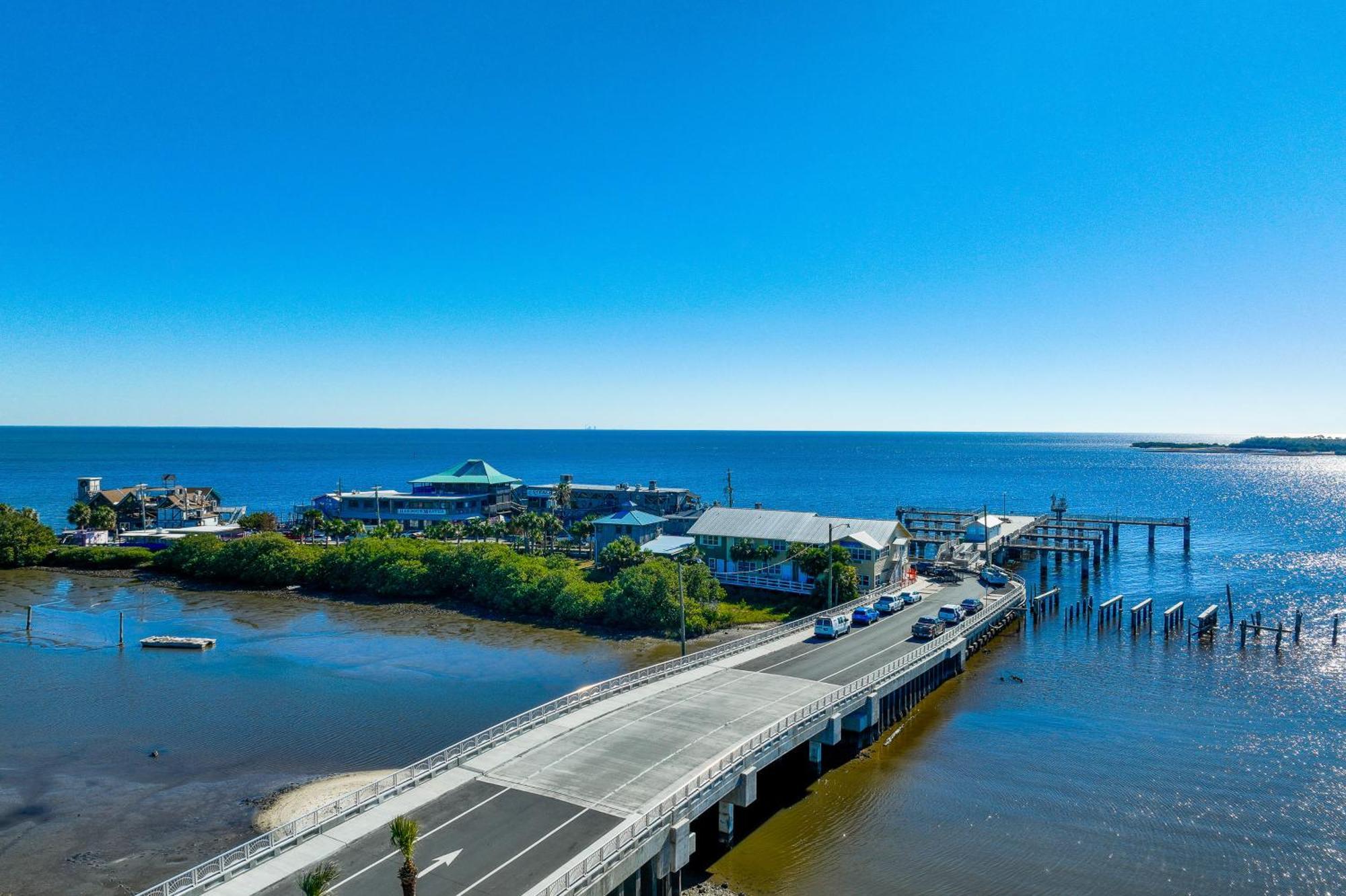 Beachfront Cedar Key Retreat With Pool Access! Exteriör bild