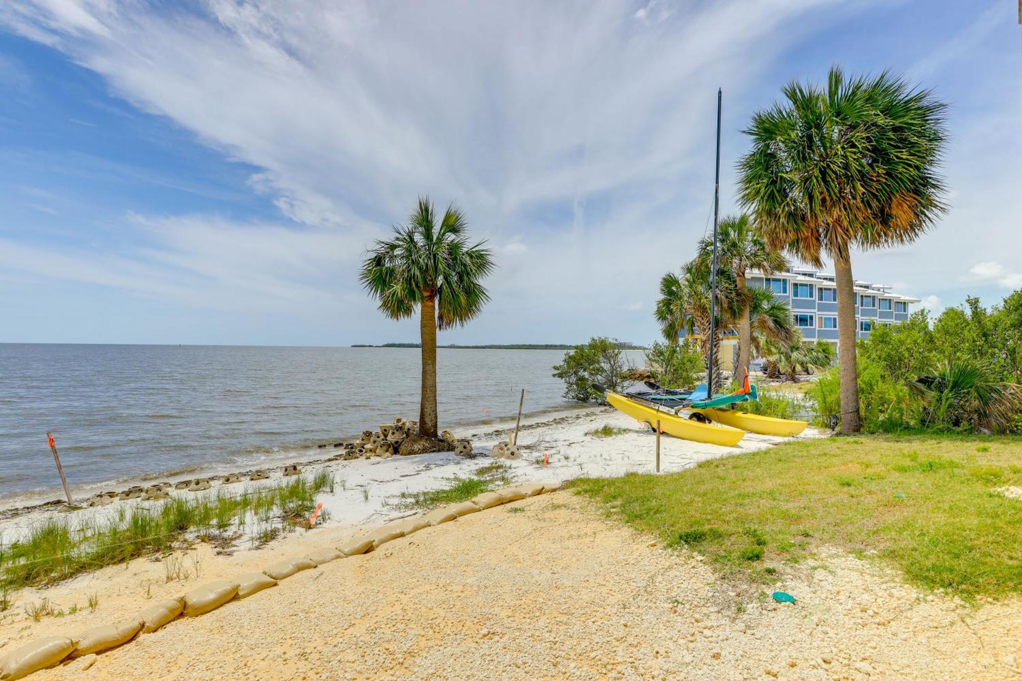 Beachfront Cedar Key Retreat With Pool Access! Exteriör bild