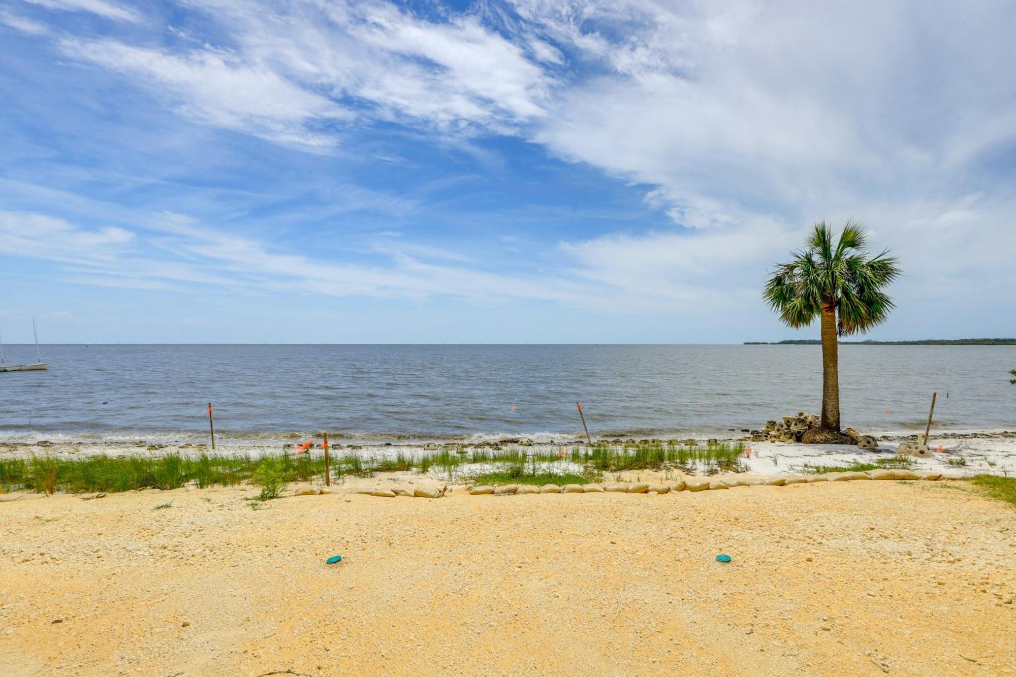 Beachfront Cedar Key Retreat With Pool Access! Exteriör bild